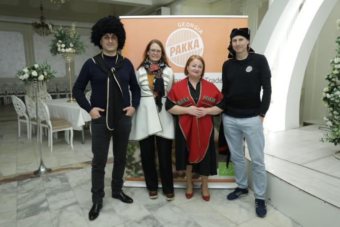 Von Links nach rechts: Giorgi Vasadze (Geschäftsführer von Pakka Georgia), Dorothee Lötscher (Geschäftsführerin Pakka Foundation), Shorena Gamsakhurdia (Country Lead Pakka Foundation), Ueli Baruffol (Gründer Pakka)