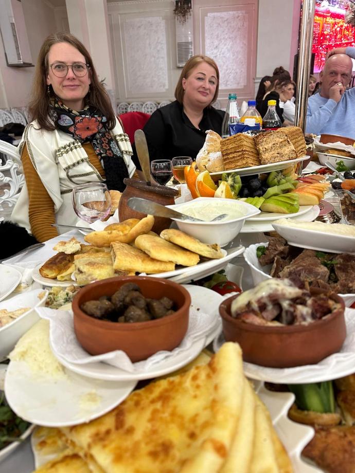 Dorothee und Shorena bei einem typisch georgischen Essen.